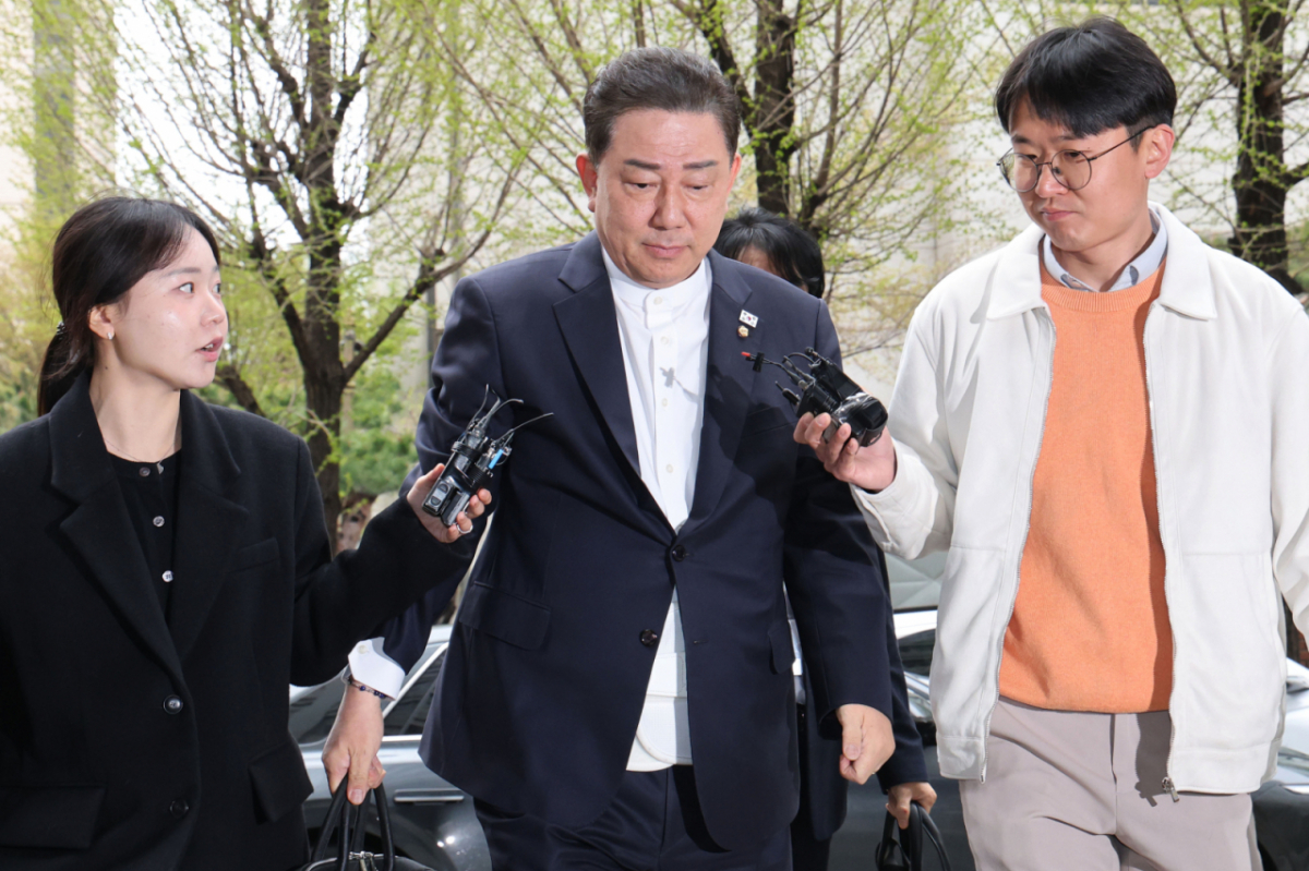 각종 비위 의혹으로 수사를 받고 있는 김병기 무소속 의원이 4월10일 오후 피의자 신분으로 조사를 받기 위해 서울 마포구 서울경찰청 공공범죄수사대에 출석하고 있다./사진=뉴스1.
