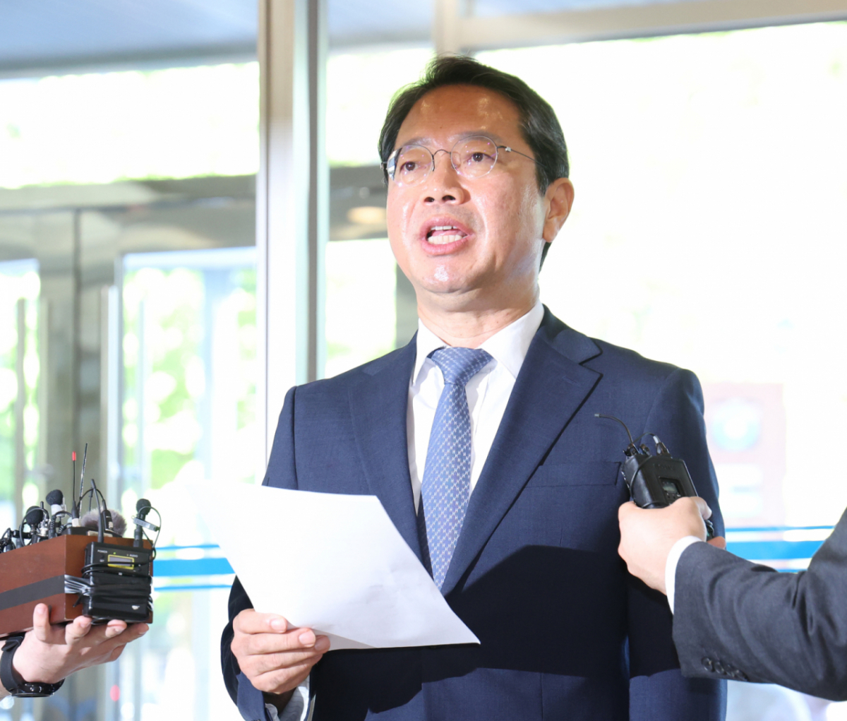김승원 법무부 장관 후보자가 7일 오전 서울 종로구에 마련된 인사청문회 준비사무실로 출근하며 기자들의 질문에 답하고 있는 모습./사진=뉴시스.