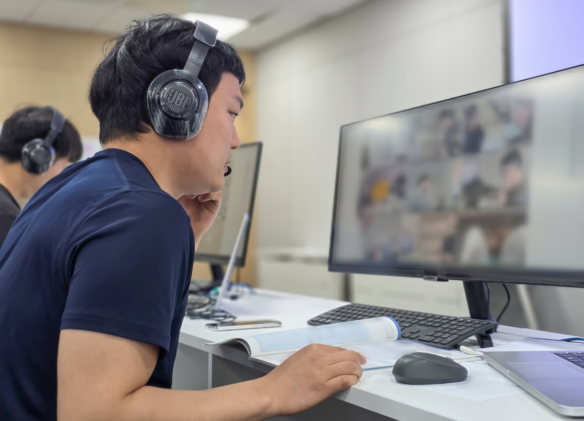 올해 4월 경기도 수원 삼성전자 인재개발원에서 삼성전자 감독관이 상반기 삼성직무적성검사(GSAT) 응시자를 대상으로 예비 소집을 진행하고 있다/사진제공=삼성전자