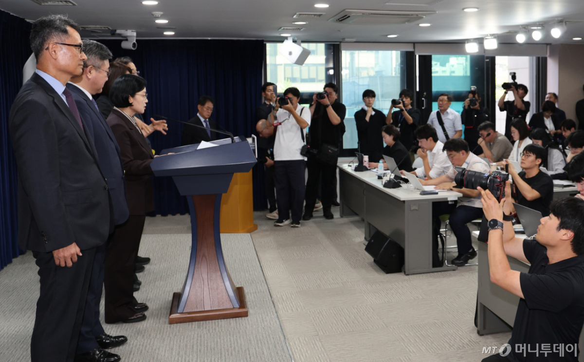 (서울=뉴스1) 이종덕 기자 = 한성숙 국무총리가 3일 서울 종로구 정부서울청사에서 행정·공공기관 이전 관련 기자회견을 하고 있다. 윤호중 행안부장관, 김윤덕 국토부장관, 허장 재경부2차관이 배석했다. 2026.9.3/뉴스1 Copyright © 뉴스1. All rights reserved. 무단 전재 및 재배포, AI학습 이용 금지. /사진=(서울=뉴스1) 이종덕 기자