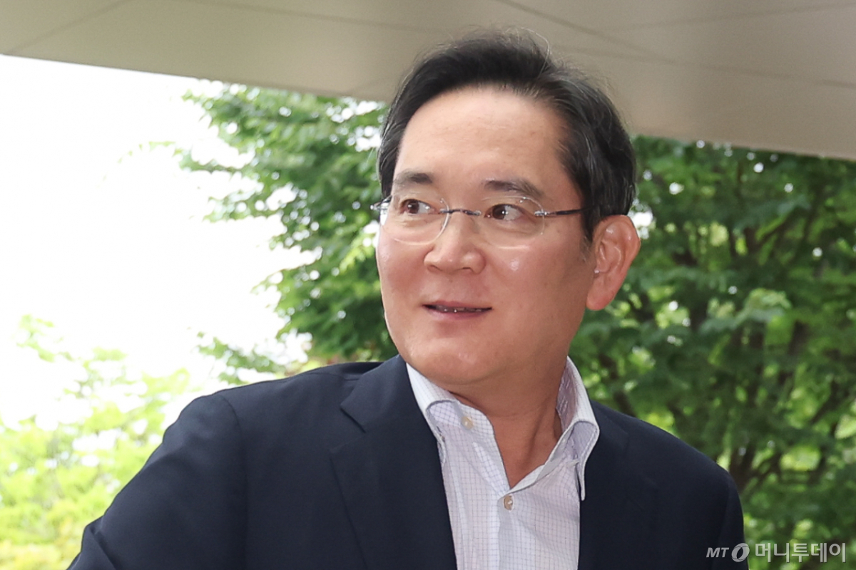 (서울=뉴스1) 안은나 기자 = 이재용 삼성전자 회장이 7일 서울 강서구 김포비지니스항공센터에 도착, '억만장자들의 여름 캠프'로 불리는 미국 선밸리 콘퍼런스 참석을 위해 이동하고 있다. 2026.7.7/뉴스1 Copyright © 뉴스1. All rights reserved. 무단 전재 및 재배포, AI학습 이용 금지. /사진=(서울=뉴스1) 안은나 기자