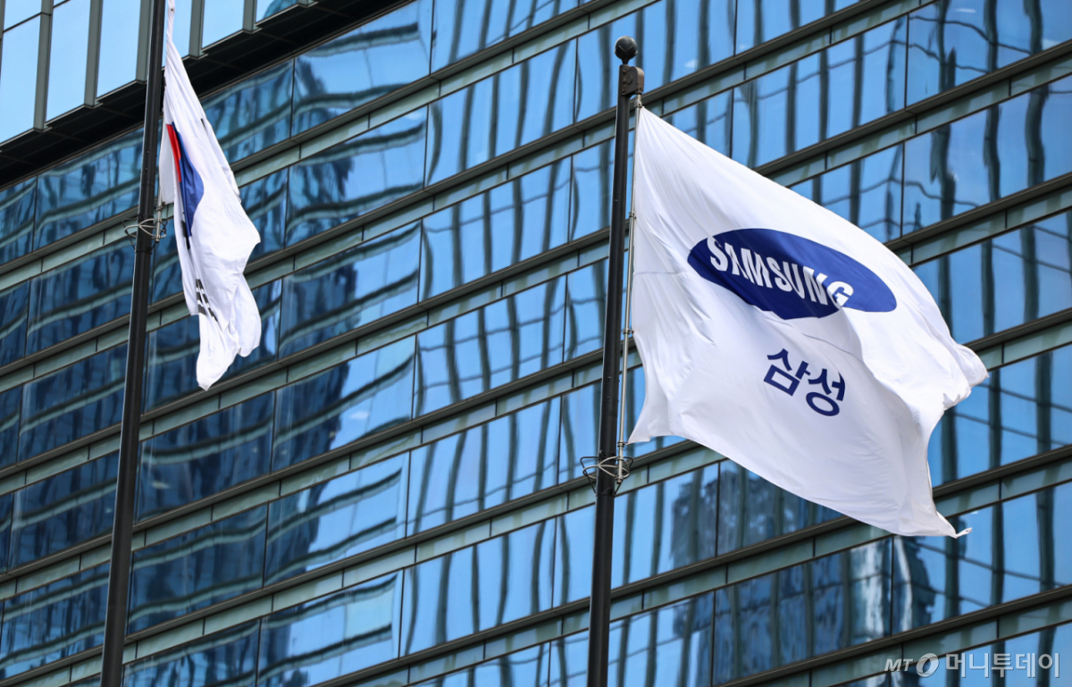(서울=뉴스1) 김도우 기자 = 삼성전자가 인공지능(AI) 메모리 수요 확대에 힘입어 올해 2분기 역대 최대 실적을 기록했다. 삼성전자는 올해 2분기 연결 기준 영업이익이 89조 5000억 원, 매출 171조 5000억 원을 기록했다고 30일 공시했다. 이는 전년 동기 대비 각각 1813.8%, 130.0% 늘어난 규모다. 사진은 이날 서울 서초구 삼성전자 서초사옥. 2026.7.30/뉴스1 Copyright © 뉴스1. All rights reserved. 무단 전재 및 재배포, AI학습 이용 금지. /사진=(서울=뉴스1) 김도우 기자