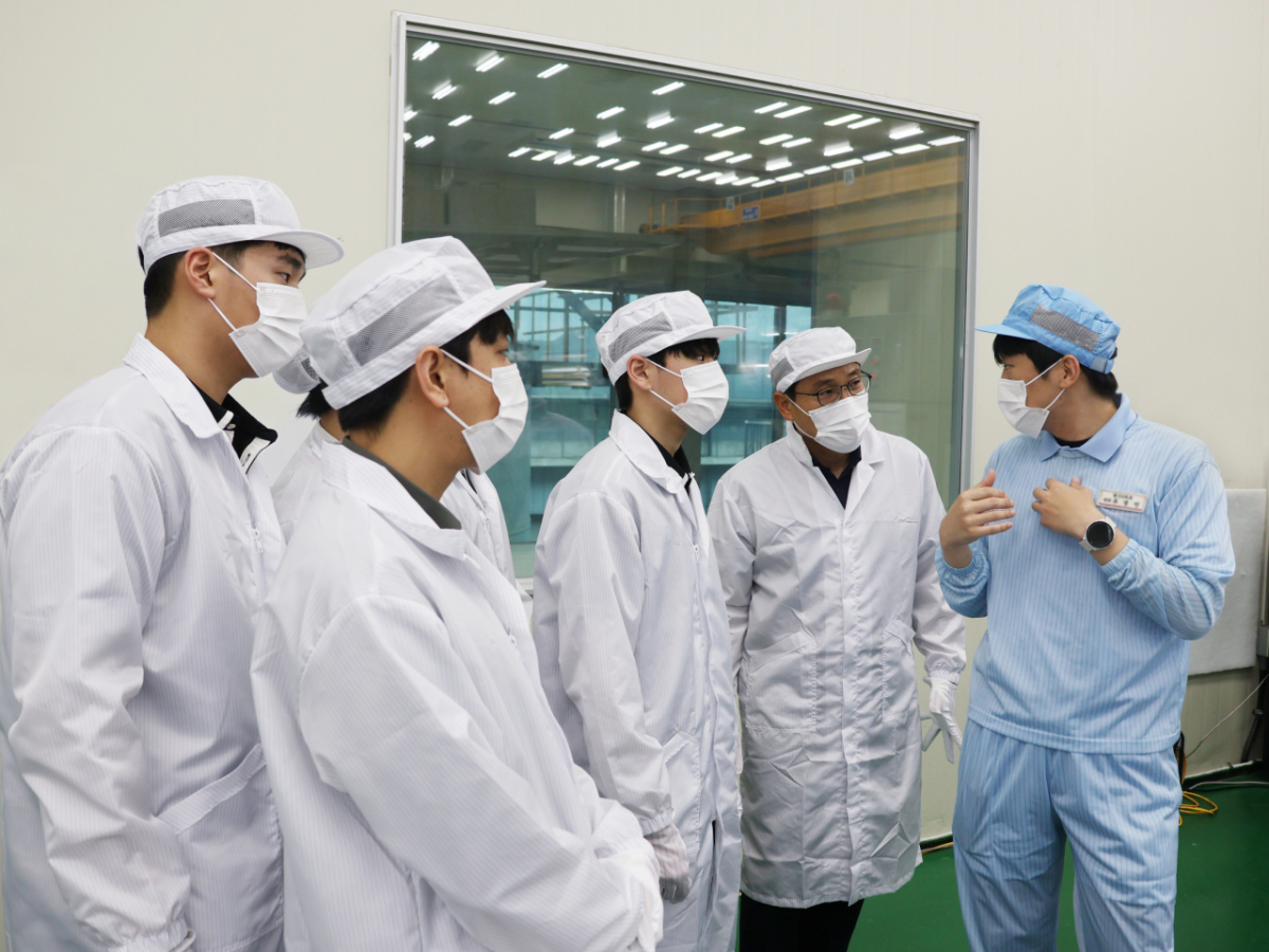 이리공업고등학교 배터리융합과 학생들이 롯데에너지머티리얼즈 전북 익산공장을 방문해 멘토링 프로그램을 진행중인 모습./사진제공=롯데에너지머티리얼즈