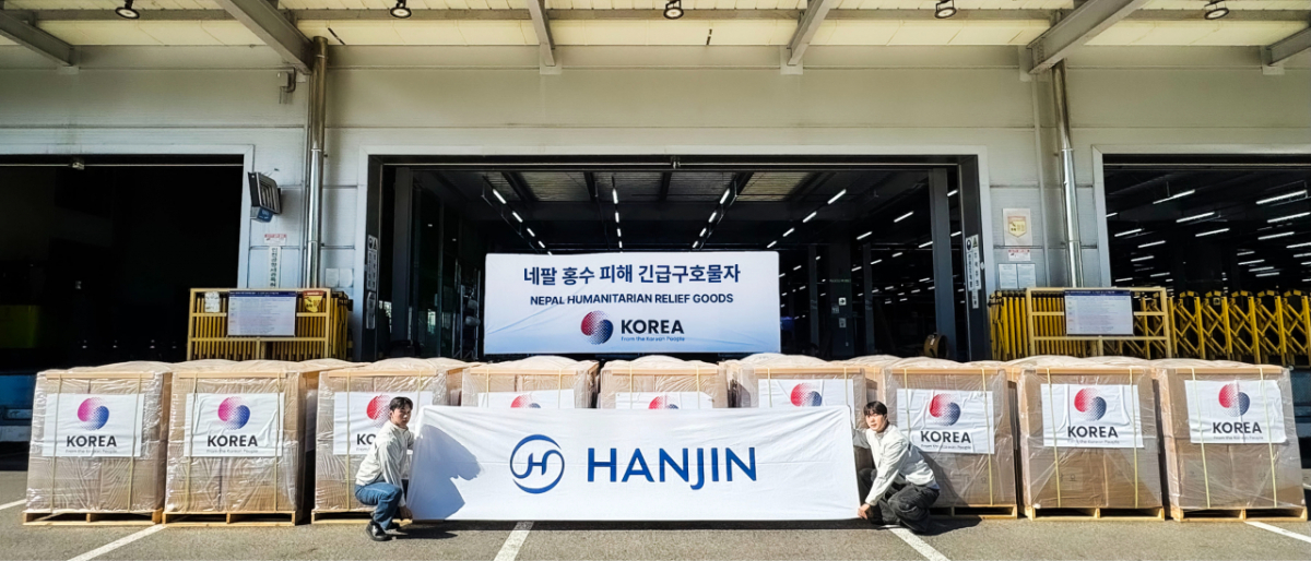 한진 관계자들이 인천공항 글로벌물류센터(GDC)에서 네팔 대홍수 피해 이재민을 위한 긴급 구호물자를 출고하며 수송을 준비하고 있다./사진제공=한진