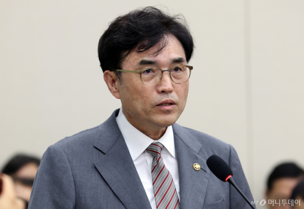 권창준 고용노동부 차관이 지난 1일 여의도 국회에서 열린 제439회 국회(정기회)기후에너지환경노동위원회 제1차 전체회의에 출석해 인사말하고 있다. /사진=뉴시스