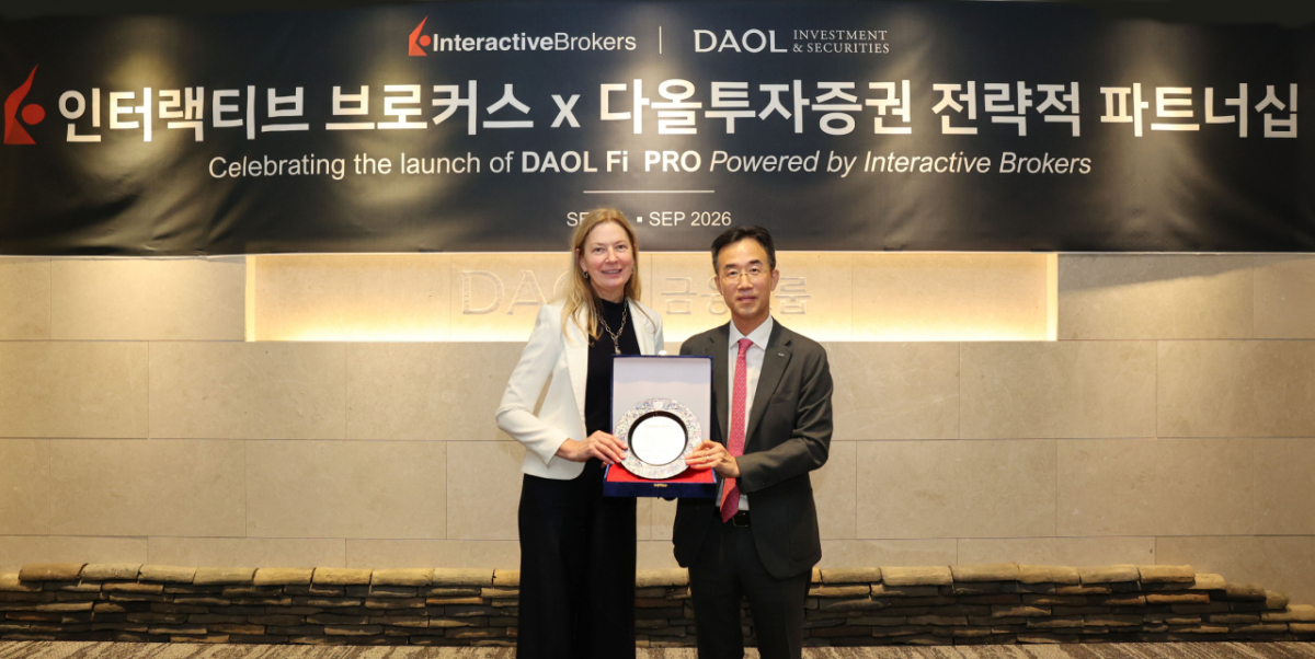 지난 3일 다올투자증권 여의도 본사에서 열린 업무 협약식에서 스테이시 밀러스(Stacy Millus) IBKR 수석부사장(왼쪽)과 이병철 다올금융그룹 회장이 기념패를 들고 촬영을 하고 있다. /사진=다올투자증권
