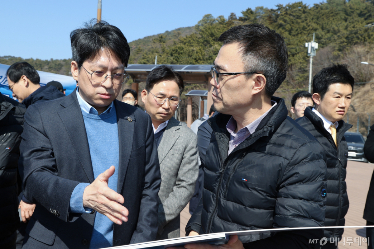 (서울=뉴스1) = 홍지선 국토교통부 2차관이 20일 가덕도신공항 건설 예정지를 방문해 사업 추진현황과 현장 여건을 점검하고 있다. (국토교통부 제공. 재판매 및 DB 금지) 2026.2.20/뉴스1 Copyright © 뉴스1. All rights reserved. 무단 전재 및 재배포, AI학습 이용 금지. /사진=(서울=뉴스1)