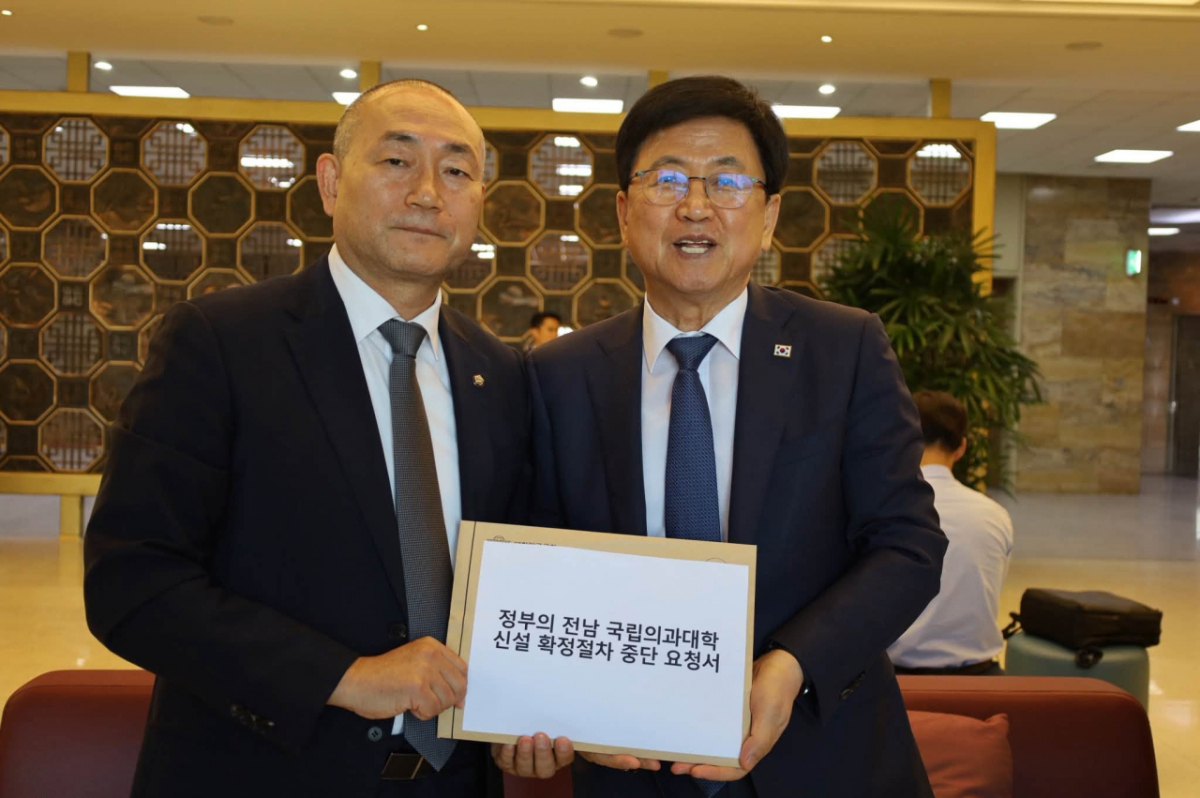 김원이 더불어민주당 국회의원(왼쪽)이 8일 최교진 교육부 장관에게 국립의대 신설 확정절차 중단 요청서를 전달하고 있다./사진제공=김원이 의원실