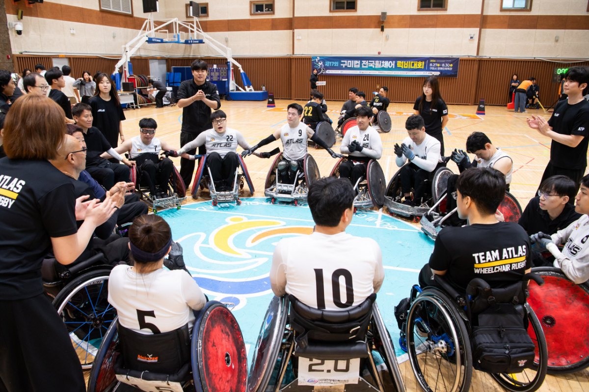 경기 전 구미아틀라스 선수단과 함께 파이팅을 외치는 대구대 ATP 동아리 학생들./사진제공=대구대