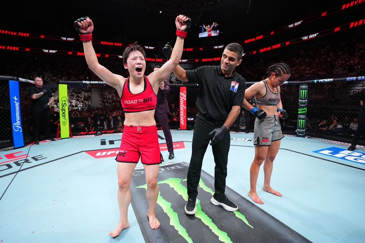 박보현(왼쪽)이 승리 후 포효하고 있다. /사진=UFC 제공