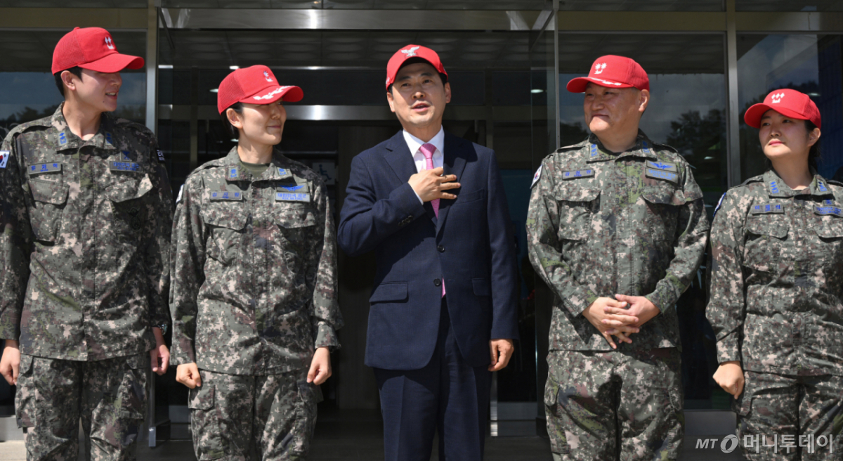 [청주=뉴시스] 국회사진기자단 = 장동혁 국민의힘 대표가 7일 충북 청주시 공군사관학교를 방문해 장병들을 격려하며 대화하고 있다. 2026.09.07. photo@newsis.com /사진=고범준