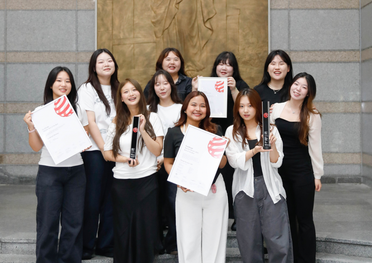 레드닷 수상 학생들이 기념촬영을 하고 있다./사진제공=동서대