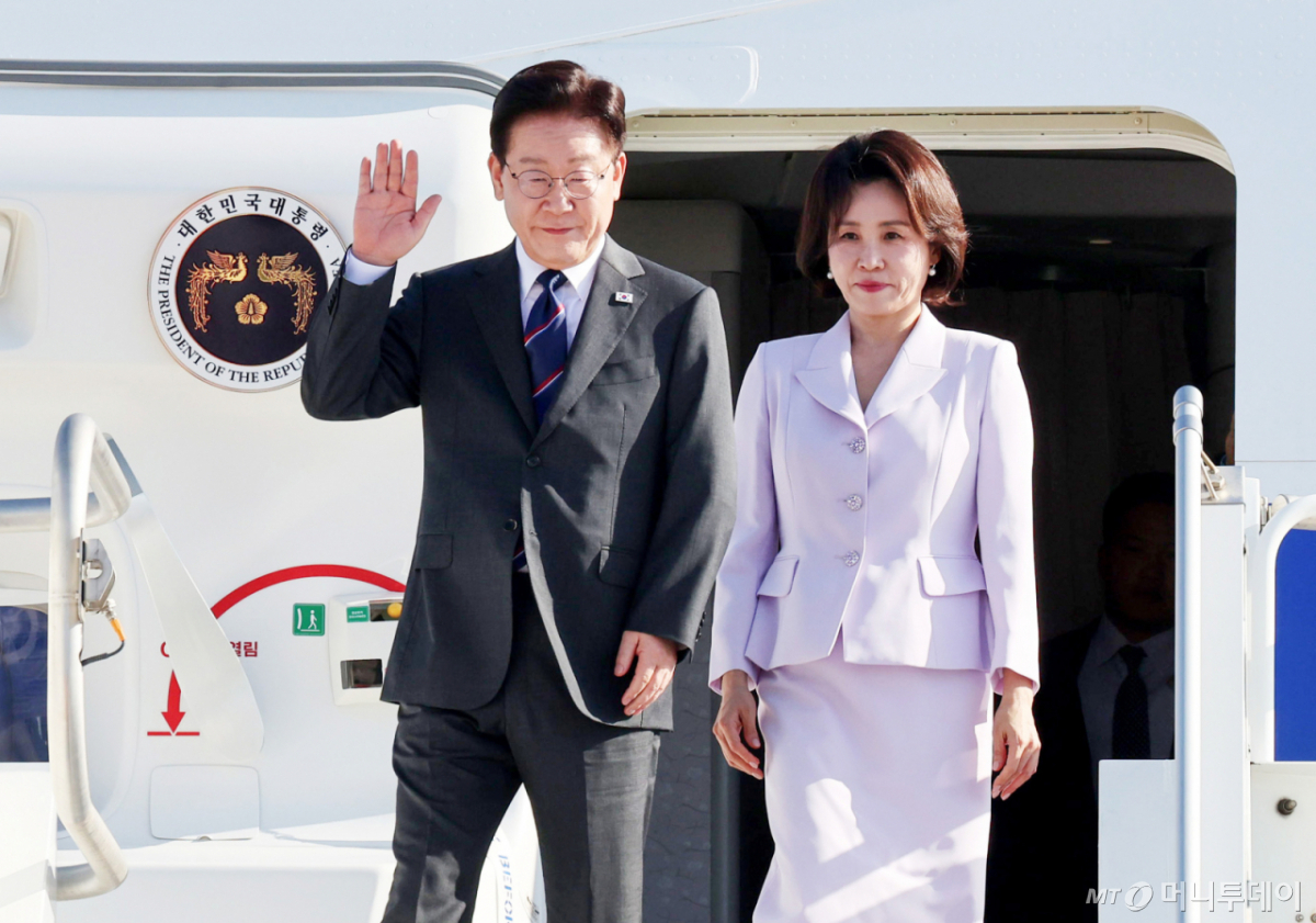 [니스=뉴시스] 조성봉 기자 =  프랑스를 국빈 방문한 이재명 대통령과 김혜경 여사가 6일(현지 시간) 프랑스 니스 코트다쥐르 공항에 도착해 환영 인사들과 취재진을 향해 인사를 하고 있다. 2026.09.07. suncho21@newsis.com /사진=김진아