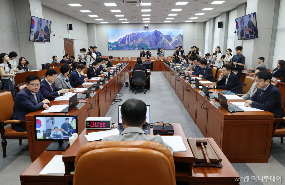 [서울=뉴시스] 최진석 기자 = 한병도 국회 운영위원장이 24일 여의도 국회에서 열린 제438회국회 임시회 국회운영위원회 제1차 전체회의를 주재하고 있다. 2026.08.24. myjs@newsis.com /사진=최진석