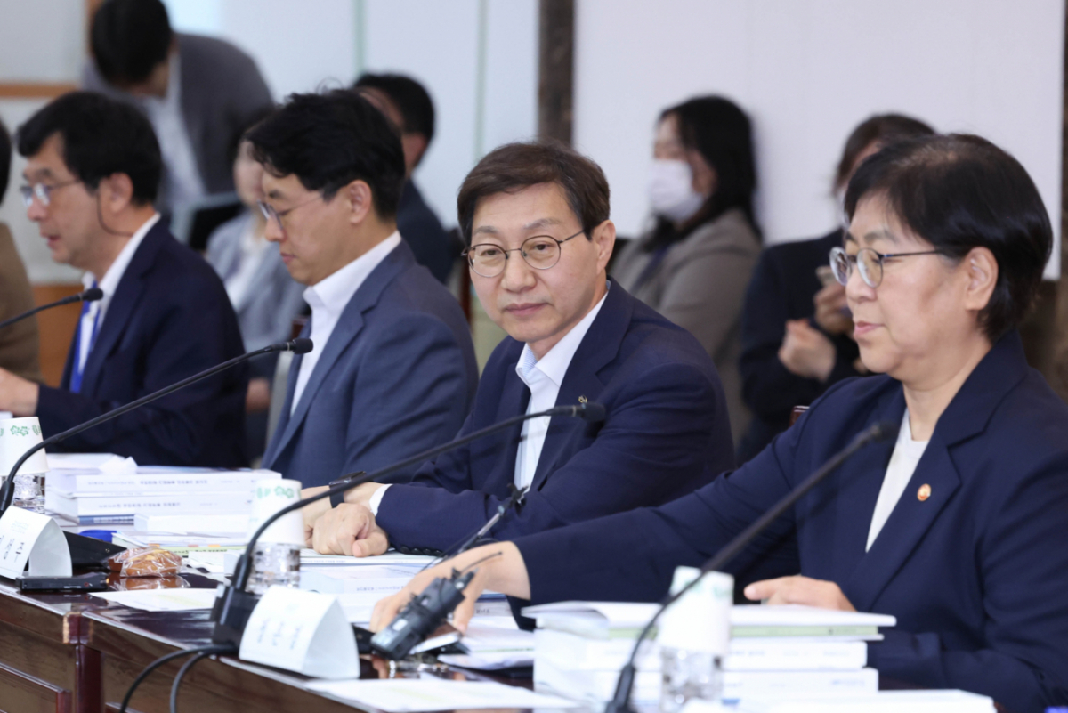 [서울=뉴시스] 조수정 기자 = 김성주 국민연금공단 이사장이 2일 오후 서울 종로구 정부서울청사에서 열린 정은경(오른쪽) 보건복지부 장관 주재 2026년도 제6차 국민연금기금운용위원회 회의에 참석하고 있다. 2026.07.02. chocrystal@newsis.com /사진=조수정