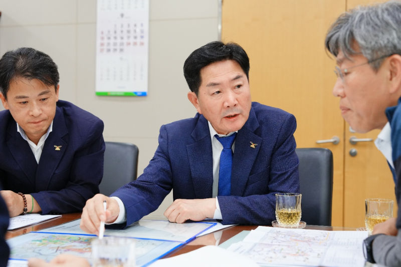 조용호 오산시장이 7일 김이탁 국토부 제1차관을 만나 세교3지구 현안을 설명하고 있다./사진제공=오산시