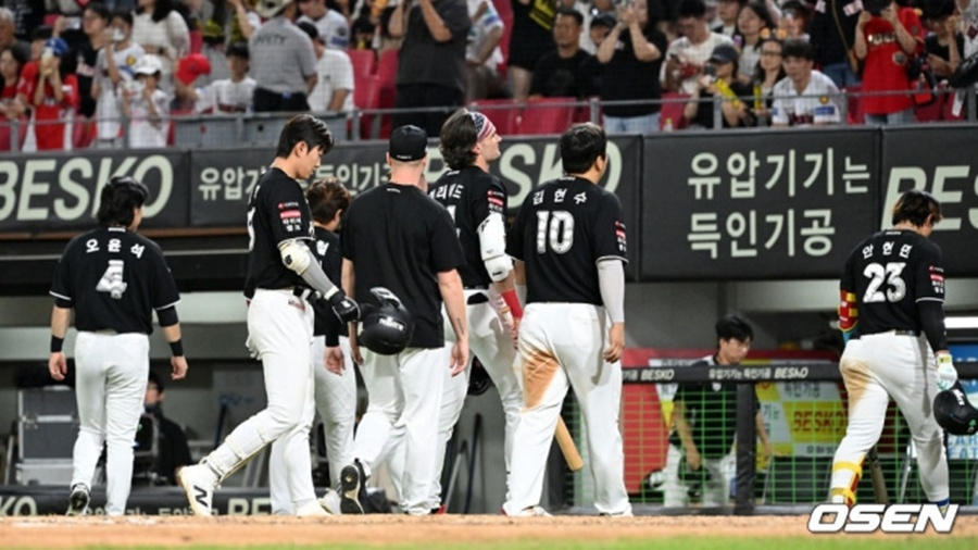 KT 선수들이 지난 6일 광주 KIA전에서 스윕 패를 당한 뒤 관중에게 인사하고 더그아웃으로 들어가고 있다. /사진=OSEN