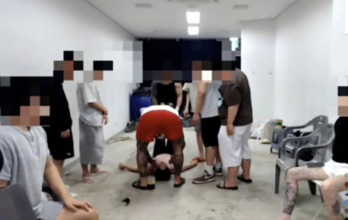 현역 종합격투기 선수 A씨가 유튜브 생방송 중 비격투기 선수 출연자에게 목 조르기 기술을 사용해 의식을 잃게 한 사건과 관련해 경찰이 수사에 나섰다. 사진은 A씨가 기절한 비격투기 선수 출연자 B씨 뺨을 때리는 모습. /사진=유튜브 갈무리