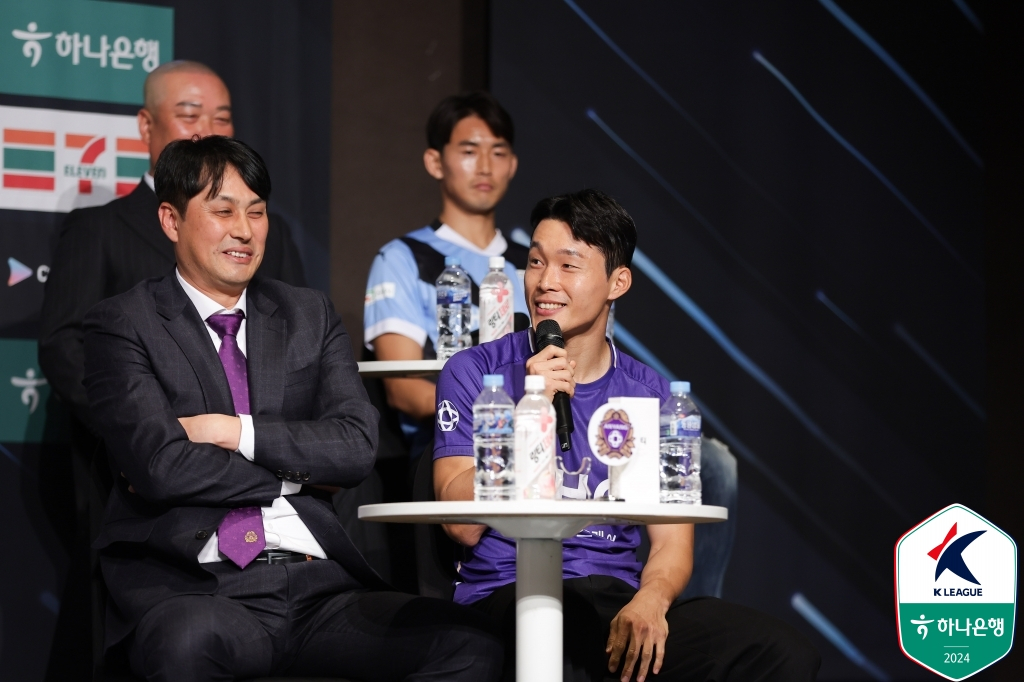 2024시즌 미디어데이 당시 유병훈(왼쪽) FC안양 감독과 이창용. /사진=한국프로축구연맹 제공