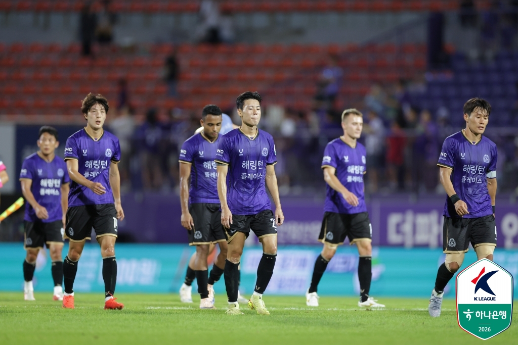FC안양 선수단이 강원FC전이 끝난 뒤 굳은 표정으로 그라운드를 떠나고 있다. /사진=한국프로축구연맹 제공