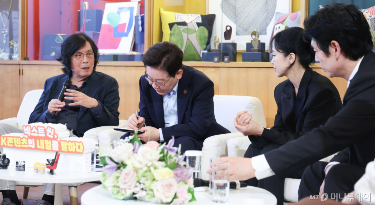 (생폴드방스(프랑스)=뉴스1) 이재명 기자 = 프랑스를 국빈 방문 중인 이재명 대통령이 7일(현지시간) 생폴드방스 매그 재단에서 열린 '뤼미에르 서밋' 영화인과의 대화에서 이창동 감독의 정책제안 발언을 메모하고 있다. 2026.9.7/뉴스1 Copyright © 뉴스1. All rights reserved. 무단 전재 및 재배포, AI학습 이용 금지. /사진=(생폴드방스(프랑스)=뉴스1) 이재명 기자