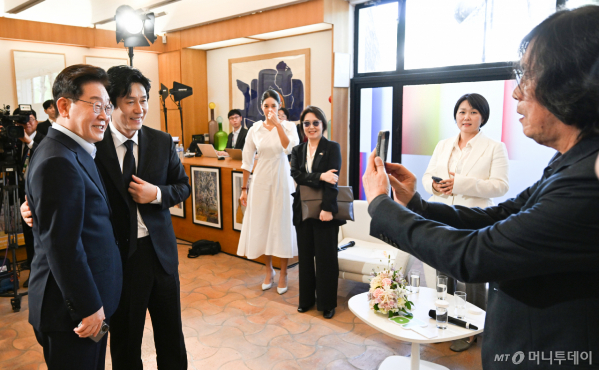(생폴드방스(프랑스)=뉴스1) 이재명 기자 = 프랑스를 국빈 방문 중인 이재명 대통령이 7일(현지시간) 생폴드방스 매그 재단에서 열린 '뤼미에르 서밋' 영화인과의 대화에서 배우 설경구와 기념촬영을 하고 있다. 오른쪽은 촬영 중인 이창동 감독. 2026.9.7/뉴스1 Copyright © 뉴스1. All rights reserved. 무단 전재 및 재배포, AI학습 이용 금지. /사진=(생폴드방스(프랑스)=뉴스1) 이재명 기자