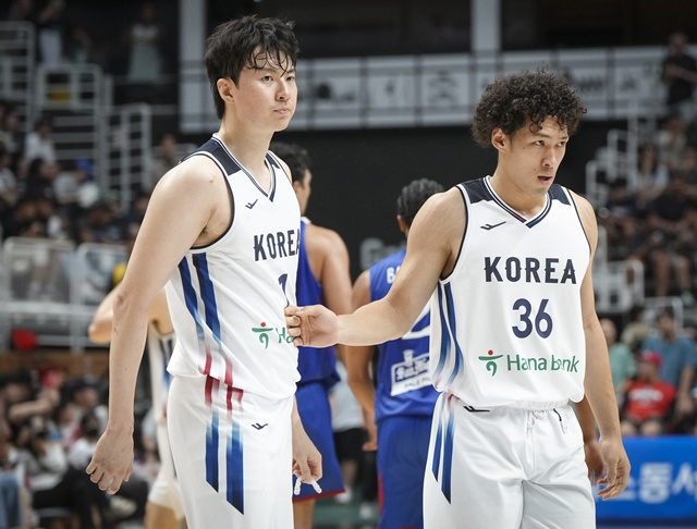 한국 농구 대표팀에서 이현중(왼쪽)과 에디 다니엘. /사진=대한민국농구협회 제공