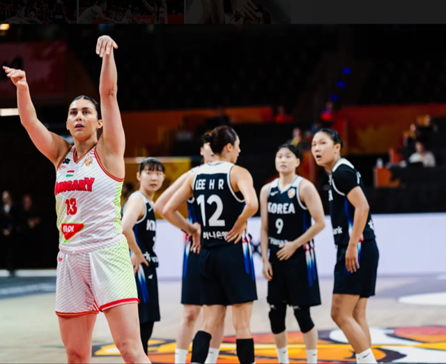 헝가리 아기네스 토로크와 한국 여자농구 대표팀(오른쪽). /사진=FIBA