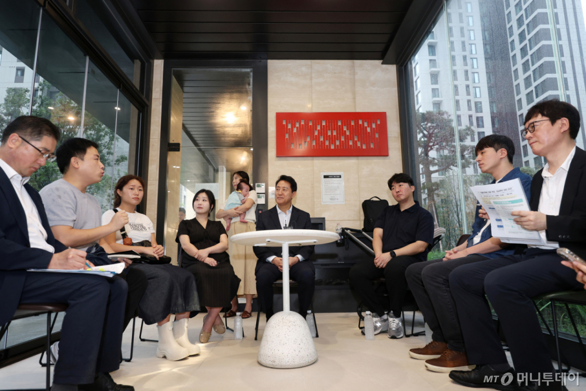 (서울=뉴스1) 최지환 기자 = 오세훈 서울시장이 1일 서울 송파구 잠실르엘에서 신혼부부 장기전세주택 미리내집 현장 간담회를 하고 있다. (공동취재) 2026.9.1/뉴스1 Copyright © 뉴스1. All rights reserved. 무단 전재 및 재배포, AI학습 이용 금지. /사진=(서울=뉴스1) 최지환 기자