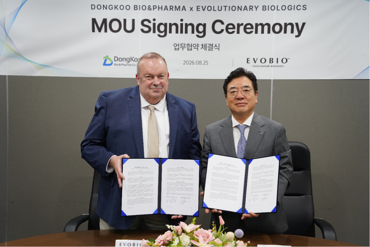 지난달 25일 서울 송파구 동구바이오제약 본사에서 진행된 협약식에서 (왼쪽부터)짐 모리슨 에보바이오 최고경영자(CEO)와 조용준 동구바이오제약 대표가 사진촬영을 하고 있다./사진제공=동구바이오제약
