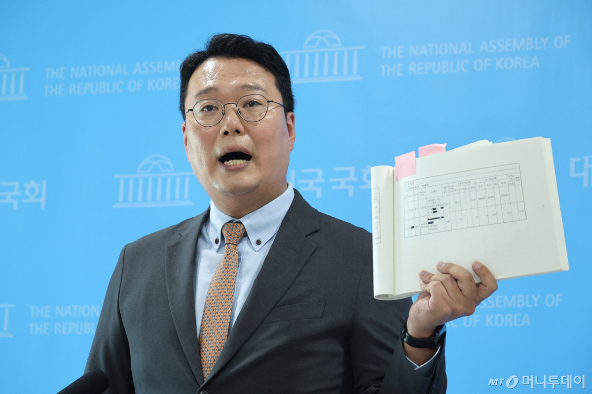 (서울=뉴스1) 신웅수 기자 = 천하람 개혁신당 당대표 권한대행이 7일 서울 여의도 국회 소통관에서 강신철 국방부 장관 후보자에 대한 기자회견을 하고 있다. 천 권한대행은 강 후보자가 아들의 분당 양지마을 상가 매입 내역을 인사청문요청안에서 은폐했다는 의혹을 제기했다. 2026.9.7/뉴스1 Copyright © 뉴스1. All rights reserved. 무단 전재 및 재배포, AI학습 이용 금지. /사진=(서울=뉴스1) 신웅수 기자