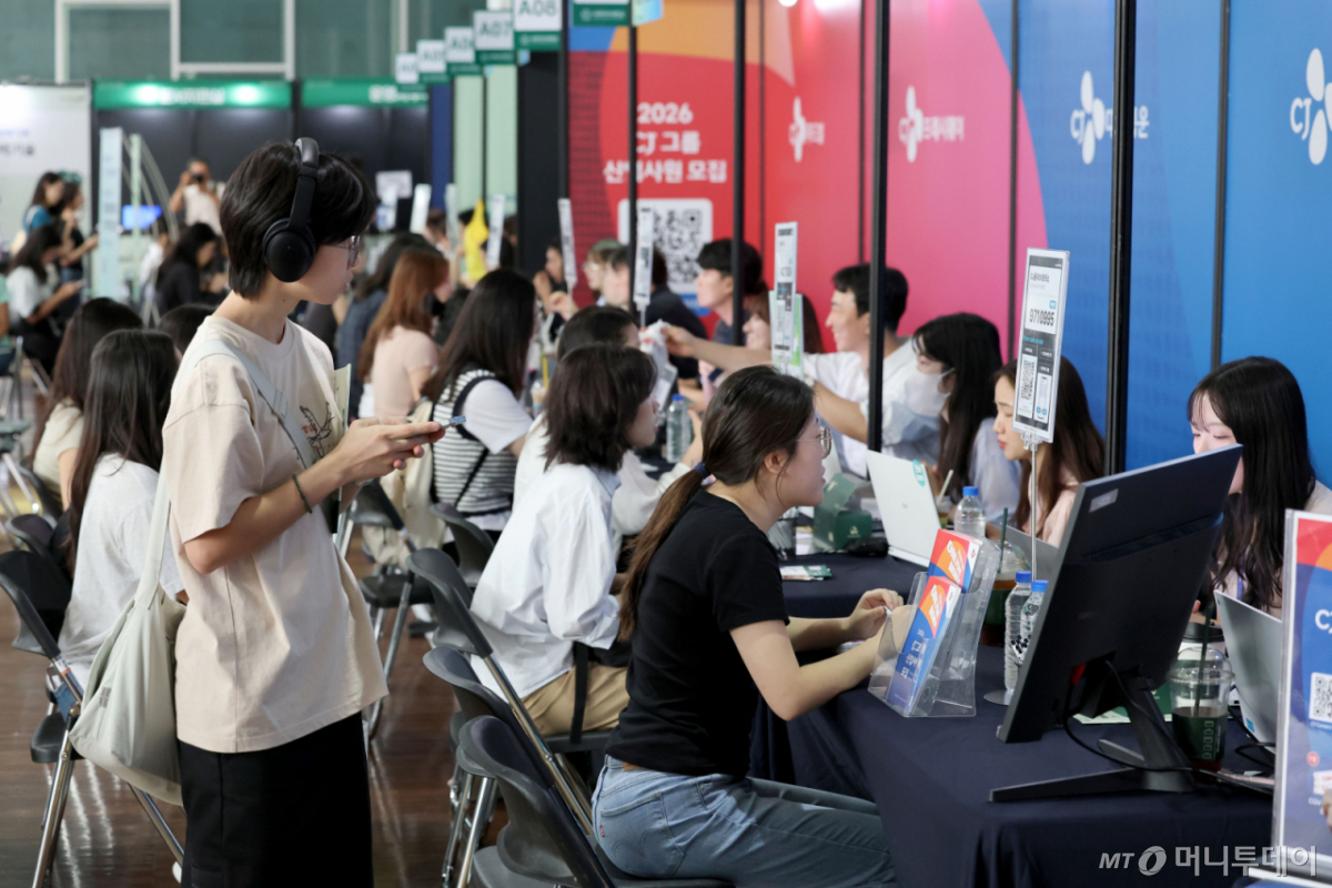7일 서울 서대문구 이화여자대학교에서 열린 2026하반기 잡페어를 찾은 학생들이 기업별 부스에서 인사담당자와 채용 상담을 받고 있다. /사진=뉴스1