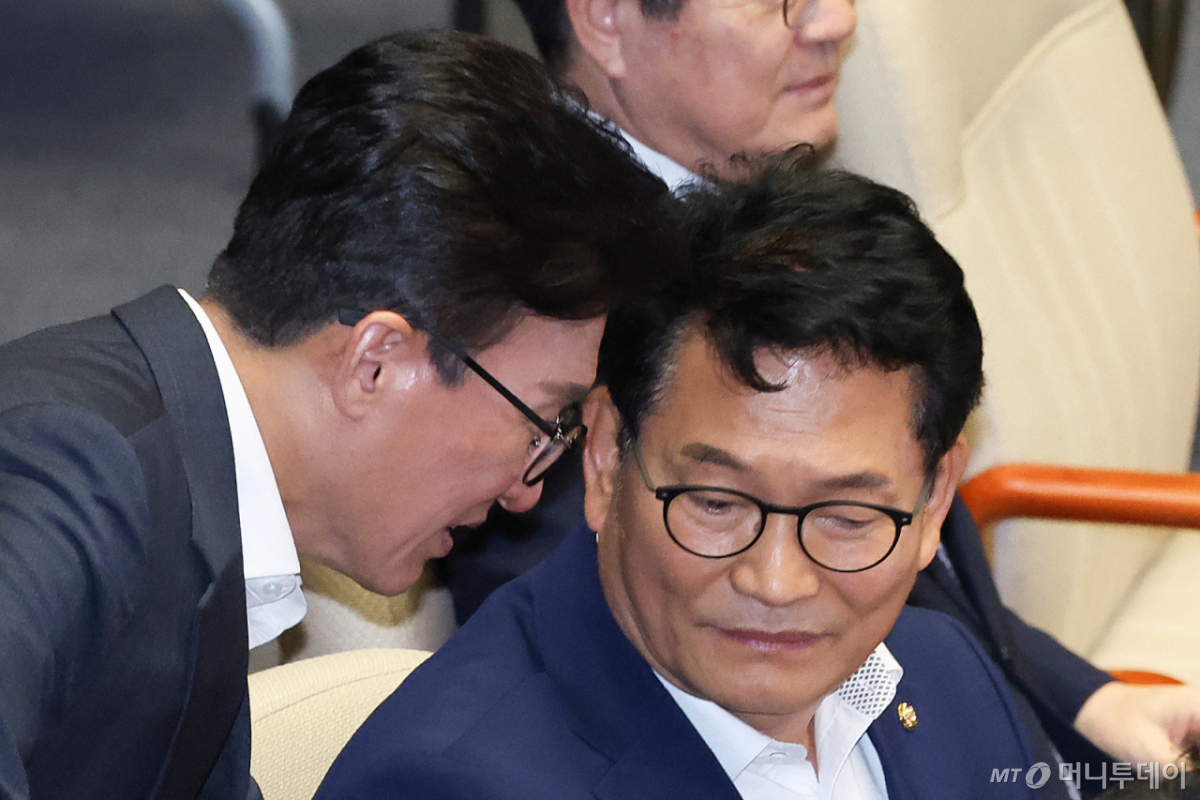 (서울=뉴스1) 신웅수 기자 = 김민석 더불어민주당 대표와 송영길 의원이 1일 서울 여의도 국회에서 열린 제439회국회(정기회) 개회식에서 대화하고 있다. 2026.9.1/뉴스1 Copyright © 뉴스1. All rights reserved. 무단 전재 및 재배포, AI학습 이용 금지. /사진=(서울=뉴스1) 신웅수 기자