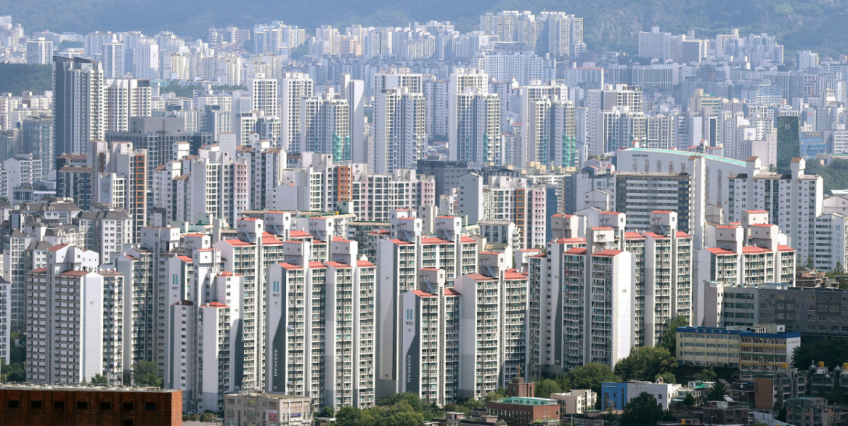 서울 아파트 매매가격 상승률이 3주 만에 둔화한 3일 서울 남산에서 아파트 단지가 보이고 있다. /사진=뉴스1