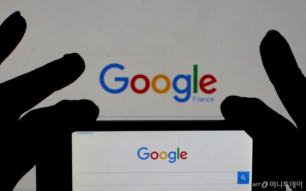 A woman holds her smart phone which displays the Google home page, in this picture illustration taken February 24, 2016. REUTERS/Eric Gaillard/Illustration/File Photo ERIC GAILLARD /