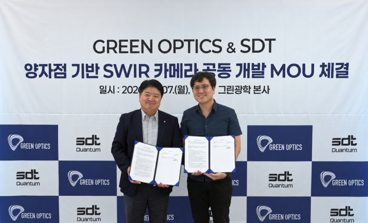 조현일 그린광학 대표(왼쪽)와 윤지원 SDT 대표가 업무협약을 맺고 있다. /사진=SDT 제공