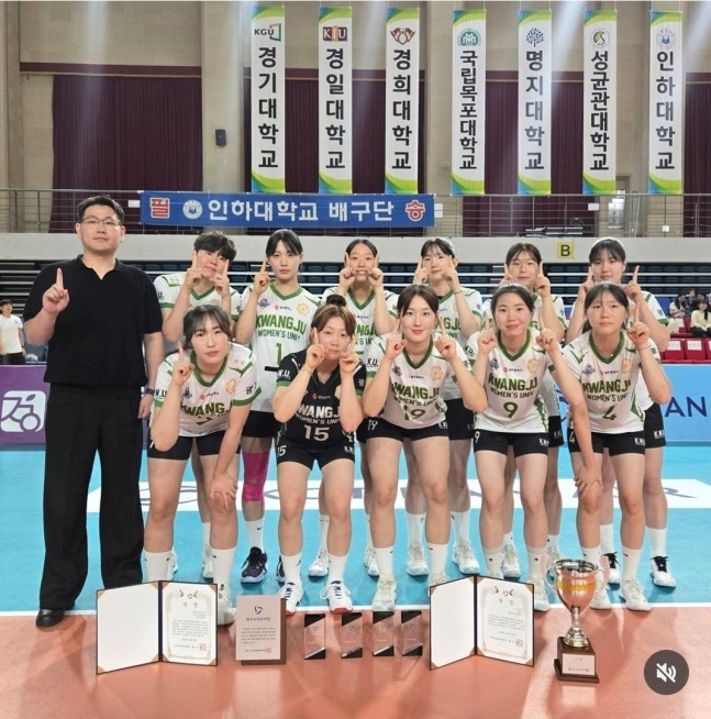 광주여대 배구부가 지난 7월 경남 고성군 실내체육관에서 열린 '2026 대한항공배 전국대학배구 고성대회'에서 우승 후 기념사진을 찍었다. /사진=최성우 감독 SNS 갈무리