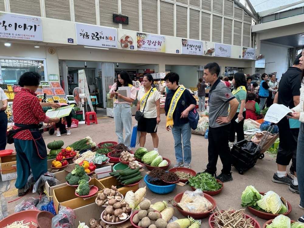 강진군 관계자들이 강진 5일시장에서 농축산물 원산지 부정유통 방지 캠페인을 벌이고 있다. /사진제공=강진군