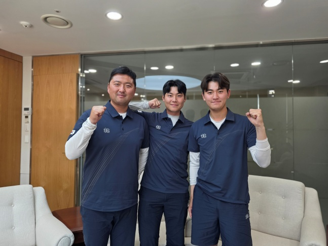 2026 아이치·나고야 아시안게임에 출전할 한국 남자 양궁 대표팀이 지난 5일 광주-기아챔피언스필드에서 취재진과 만나 인터뷰했다. 왼쪽부터 김우진, 이우석, 김제덕. /사진=김동윤 기자