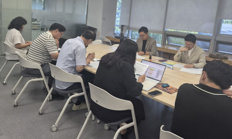 송연섭·한영수 경기도의원이 지난 7일 코리아경기도주식회사를 방문해 배달특급 운영상황을 점검하고 있다./사진제공=경기도의회