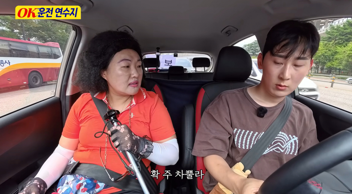 재선거 희화화 논란으로 자필 사과문을 냈던 코미디언 이수지가 '유튜브 캐릭터 콘텐츠' 활동을 재개했다./사진=이수지 유튜브 '핫이슈지' 화면 갈무리.