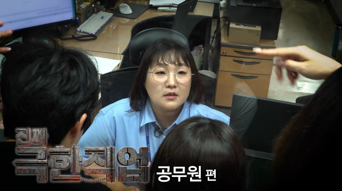개그우먼 이수지는 공무원 풍자 영상이 정치적 논란에 휩싸이자 사과했다. 사진은 논란이 된 영상./사진=유튜브 채널 '핫이슈지' 영상
