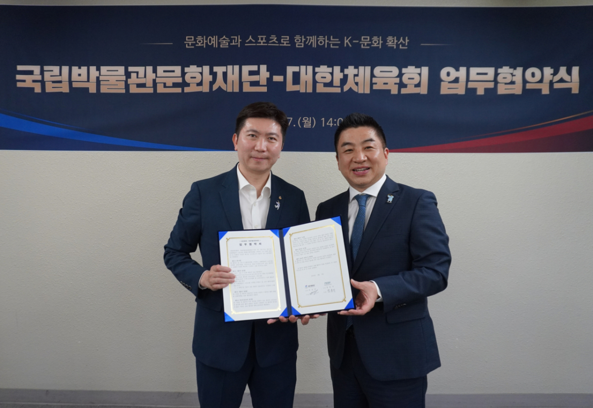 대한체육회-국립박물관문화재단 업무협약식 모습. 유승민(왼쪽) 대한체육회장과 정용석 국립박물관문화재단 사장. /사진=대한체육회 제공