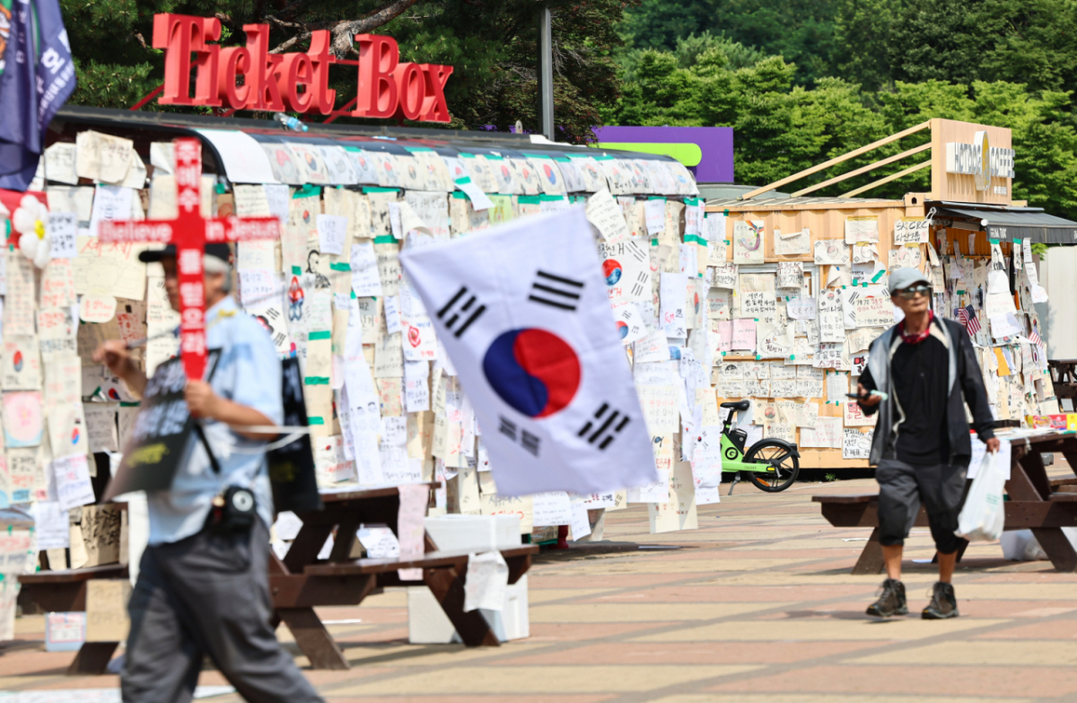6·3 지방선거 투표용지 부족사태로 인한 '잠실 봉쇄집회' 현장인 서울 송파구 올림픽공원 핸드볼경기장 매표소에 집회 참가자들의 손팻말이 걸려 있는 모습./사진=뉴스1.