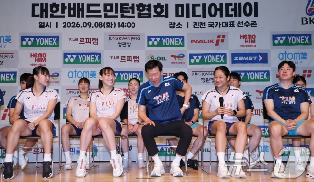 배드민턴 국가대표팀 안세영, 이소희 백하나 등이 8일 진천 국가대표 선수촌에서 열린 2026 아이치·나고야 아시안게임 대한배드민턴협회 미디어데이에서 취재진 질의에 답변하는 도중 미소를 보이고 있다. /사진=뉴스1