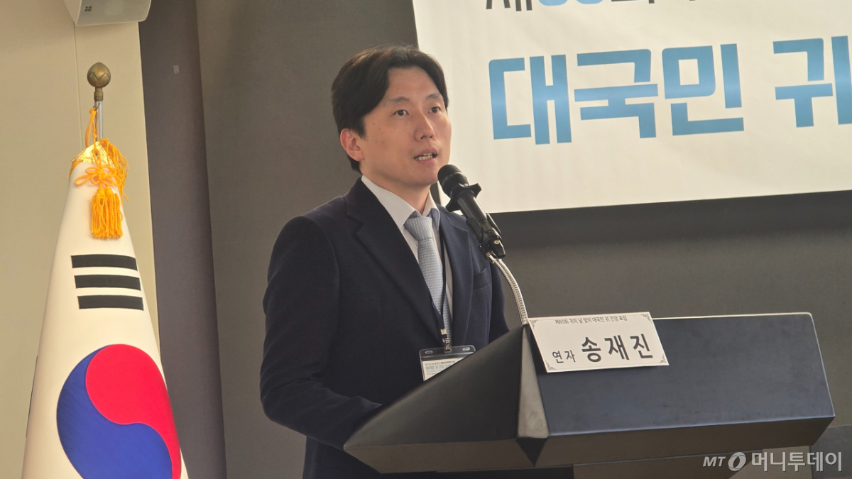  송재진 서울대병원 이비인후과 교수가 8일 대한이과학회 대국민 귀 건강 포럼에서 발표하고 있다. /사진=홍효진 기자