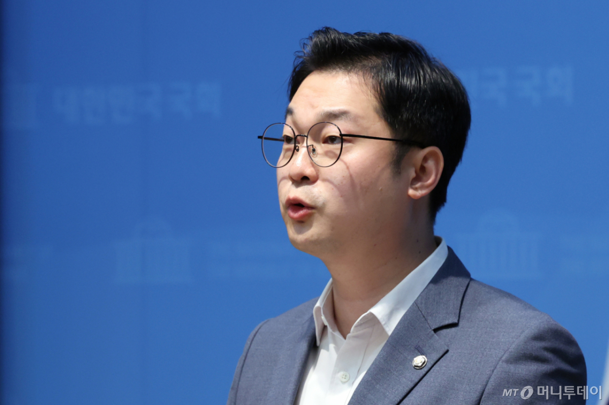 (서울=뉴스1) 황기선 기자 = 김동아 더불어민주당 의원이 6일 오후 서울 여의도 국회 소통관에서 한동훈 무소속 의원 고발 기자회견을 하고 있다. 김 의원 이날 김승원 법무부 장관 후보자의 '신약 청탁 의혹'을 제기하며 한 의원이 공개한 녹취 등의 입수 경위가 불법이라며 고위공직자범주수사처에 고발한다고 밝혔다. 2026.9.6/뉴스1 Copyright © 뉴스1. All rights reserved. 무단 전재 및 재배포, AI학습 이용 금지. /사진=(서울=뉴스1) 황기선 기자