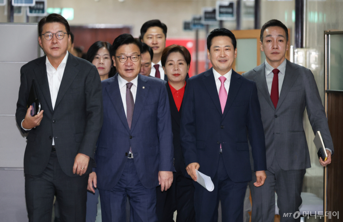 [서울=뉴시스] 김근수 기자 = 장동혁(오른쪽) 국민의힘 대표와 정점식 원내대표를 비롯한 당 지도부들이 7일 오전 서울 여의도 국회에서 열린 최고위원회의에 참석하기 위해 회의실로 이동하고 있다. 2026.09.07. ks@newsis.com /사진=김근수