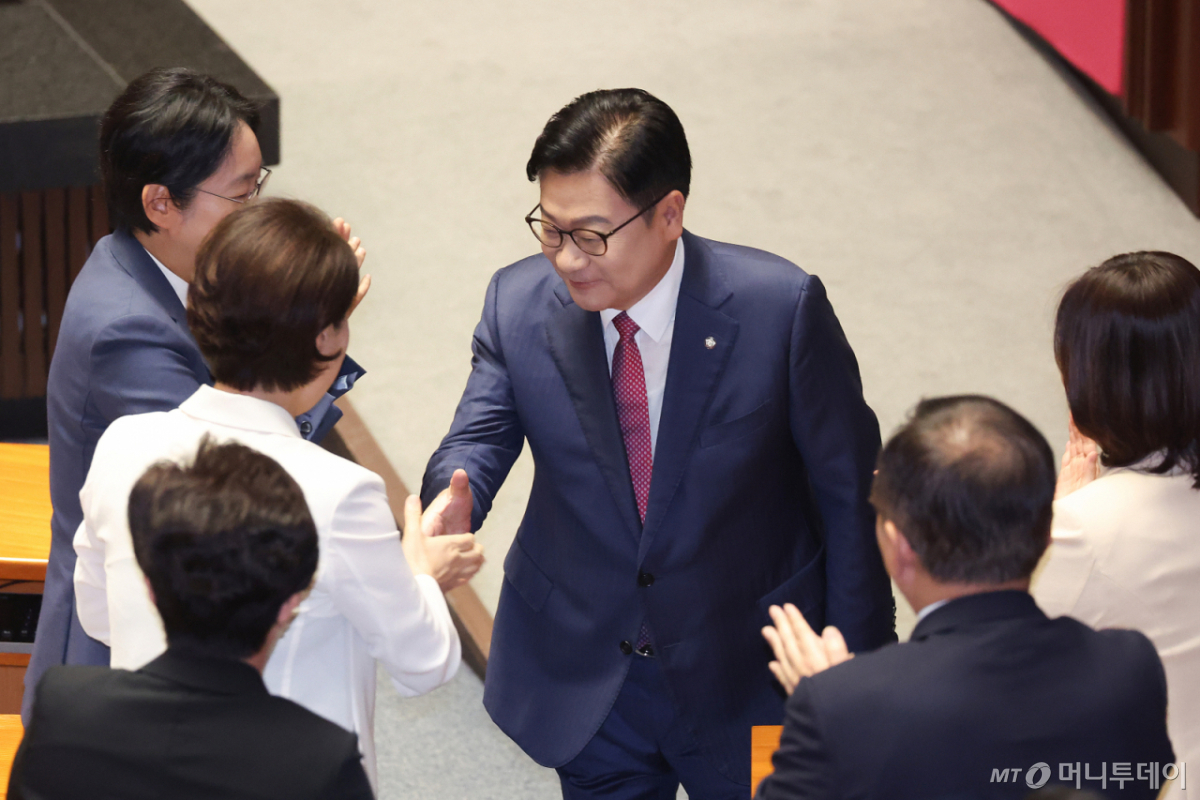 (서울=뉴스1) 신웅수 기자 = 정점식 국민의힘 원내대표가 8일 서울 여의도 국회에서 열린 제439회국회(정기회) 제4차 본회의에서 국정에 관한 교섭단체 대표연설을 마친 후 의원들과 인사하고 있다. 2026.9.8/뉴스1 Copyright © 뉴스1. All rights reserved. 무단 전재 및 재배포, AI학습 이용 금지. /사진=(서울=뉴스1) 신웅수 기자