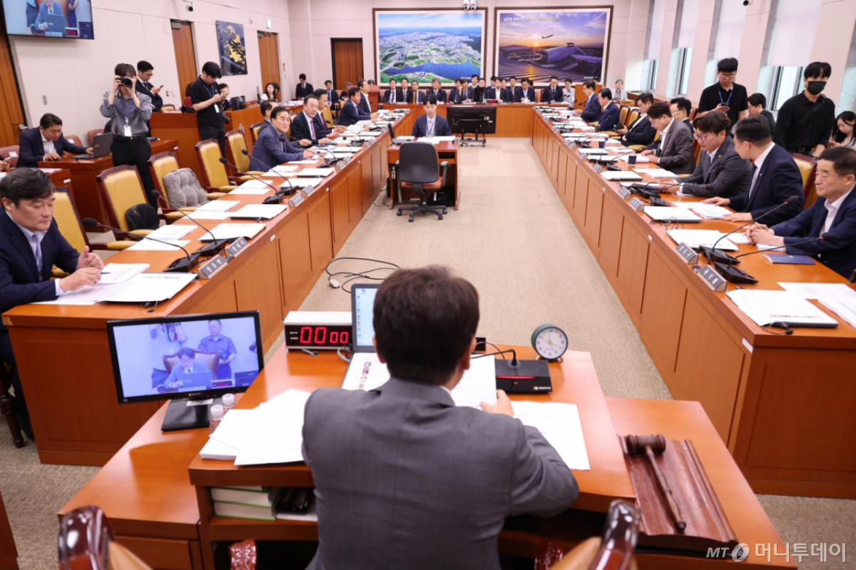 [서울=뉴시스] 최진석 기자 =  21일 여의도 국회에서 국토교통위원회 전체회의가 열리고 있다. 2026.08.21. /사진=최진석